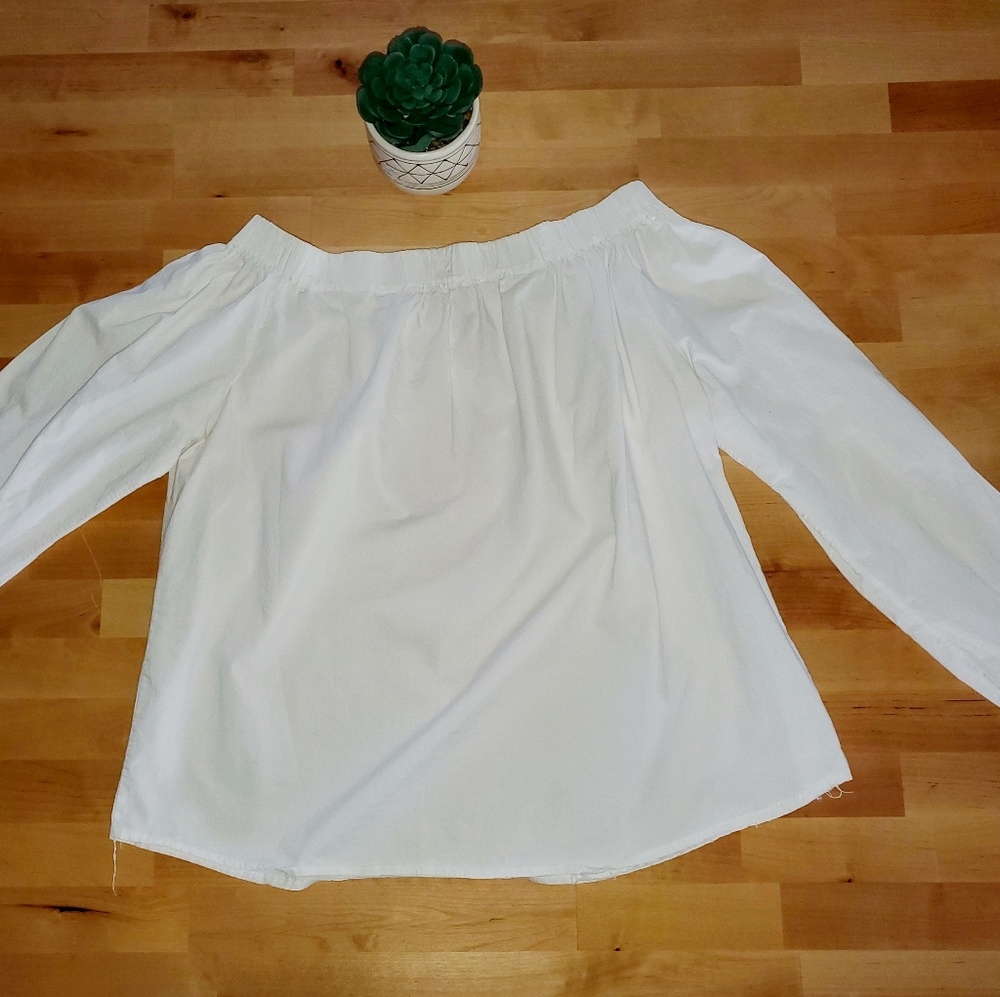 Off shoulders white blouse.